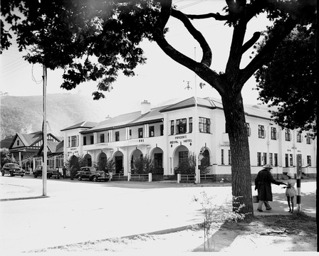 Frasers Royal Hotel, Knysna, where George Bernard Shaw and Charlotte Payne-Townshend stayed in 1932. Image from 1944, now in the public domain