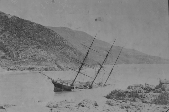 Knysna, Paquita wreck, 1903. Note sparse vegetation on the Brenton Peninsula (in the background)