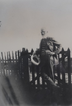 George Bernard Shaw at the gate of Ms. Allen's Garden, Main Street, Knysna, 1932. Image: Knysna Museum