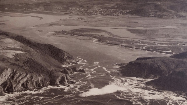 Knysna circa 1940; note sand dunes atop the Brenton Peninsula (left)